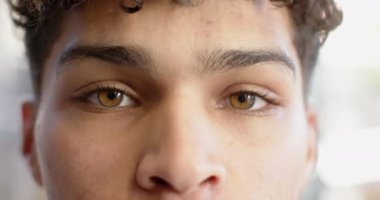 Bir erkeğin gözlerini kapayarak, okul ortamında, ofiste merakını ve dikkatini gösterir. Konsantrasyon, ifade, dikkat, detay, konsantrasyon, eğitim