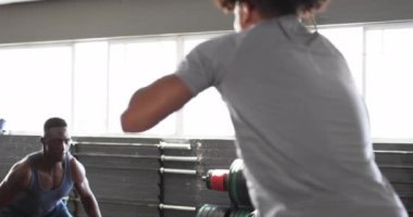 Spor salonunda egzersiz, aktif giyimli bir grup erkek spor salonuna gidiyor. egzersiz, egzersiz, antrenman, takım çalışması, dayanıklılık, güç