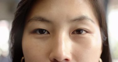 Ofiste, doğal ışığa olan sakinliğini ve güvenini ifade eden kadının gözlerine yakın çekim. ifade, yüz, dinginlik, güzellik, portre, huzur