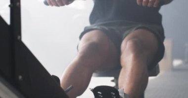 Kürek çekme makinesini kullanmak, spor salonunda egzersiz yapmak, fitness ve güce odaklanmak. egzersiz, egzersiz, eğitim, sağlıklı, dayanıklılık