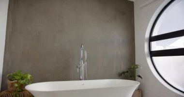 Beyaz küvetli modern banyo ve ev içi dinlenme tesisleri, fotokopi alanı. İç mekan, lüks, minimalist