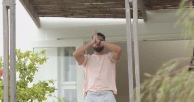 Yoga ve farkındalık pratiği, adam balkonda meditasyon yapıyor. Meditasyon, rahatlama, zen, sükunet, sağlık, sağlıklı yaşam tarzı