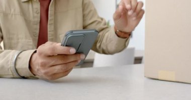 Akıllı telefonu tutmak, paket teslimatını kontrol etmek. lojistik, teknoloji, tüketici, uygulama, izleme, paket