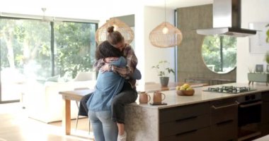 Mutfakta birlikte dans eden lezbiyen çift evde eğleniyor. Aşk, ilişki, mutluluk, bağlanma, yaşam tarzı, evcil