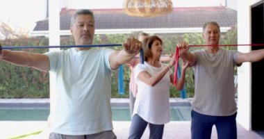 Direniş gruplarıyla antrenman yapmak, kıdemli arkadaşların dışarıda birlikte çalışması. Spor, sağlık, egzersiz, egzersiz, son sınıflar, aktif yaşam tarzı