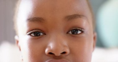 Gülümseyen çocuk doğrudan kameraya bakıyor, yüz ve gözlere yakın çekim. çocukluk, portre, mutluluk, masumiyet, neşe.