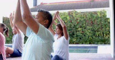 Yoga yapıyorlar, kıdemli arkadaşlar dışarıda minderler üzerinde meditasyon yapıyorlar, farkındalığa odaklanıyorlar. Meditasyon, sağlık, fitness, egzersiz, rahatlama, uyum