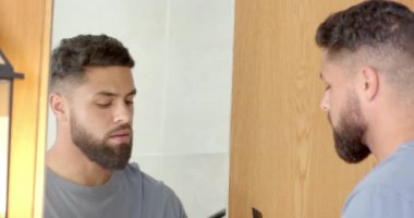 Sakal uzatma, aynaya bakan adam ve evde sakal düzeltme. Kişisel bakım, temizlik, süsleme, bakım