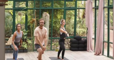 Yoga çalışmalar, cam ev stüdyosunda grup pozları. Meditasyon, sağlık, fitness, egzersiz, esneklik, farkındalık