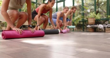 Yoga antrenmanı, cam ev stüdyosunda hasırları açmak, seansa hazırlanmak. fitness, wellness, meditasyon, egzersiz, hazırlık, kapalı alan