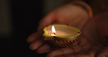 Elinde kil lamba, elleri geleneksel Hint festivali Diwali 'yi kutluyor. kutlama, kültür, aydınlatma