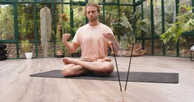 Yoga minderi üzerinde meditasyon yapmak, cam evde farkındalık çalışması yapmak. Meditasyon, rahatlama, sağIık, sükunet, denge