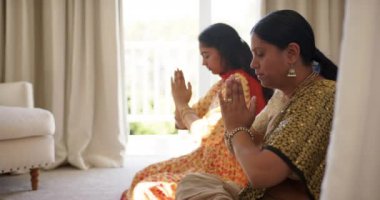 Birlikte dua ediyoruz, Hint anne ve kızı geleneksel Hint sarisi içinde meditasyon yapıyorlar, kopyalama uzayı. Meditasyon, maneviyat, yoga, kültür, iç huzur, farkındalık