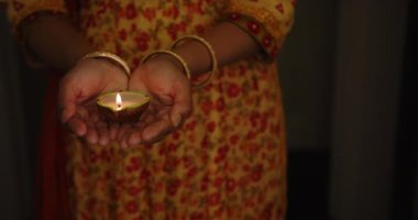 Geleneksel elbise giymiş Hintli bir kadın gece kutlama festivali düzenliyor. Diwali, kutlama, kültür, maneviyat, ışık, şenlik, Hindistan