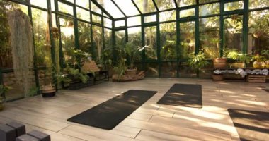 Camdan evdeki yoga minderleri rahatlatıcı ve gençleştirici yoga seanslarına hazır. Sağlık, rahatlama, meditasyon, sükunet, egzersiz, fitness