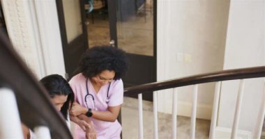 Merdivenlerden inen bir kadına yardım, sağlık merkezinde hemşire. yardım, rehabilitasyon, destek, bakım, sağlık, yaşlılık