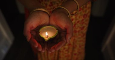 Hint kadını Hint bayramını renkli sariyle kutluyor. kültür, kutlama, Diwali, etnik, ışık, şenlik