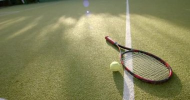 Tenis raketi ve top sahada, maça hazır, kopyalama alanı. Spor, eğlence, ekipman, açık hava, eğlence, rekabet