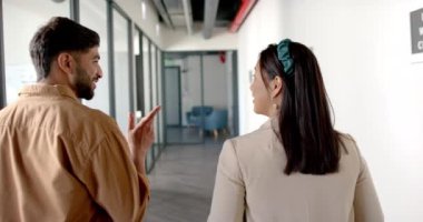 Ofis koridorunda yürürken, iş görüşmeleri ve toplantılara giderken. İş, takım çalışması, şirket, işbirliği, meslek, işyeri