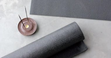 Yoga paspasları ve tütsü tutacağı huzurlu bir ev meditasyonu alanı yaratıyor. Rahatlama, farkındalık, sükunet, zen, sağlık, iç mekan, arka plan
