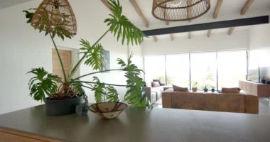 Geniş pencereli ve şık mobilyalı modern oturma odası rahat bir ortam yaratıyor. İç mekan, dekor, tasarım, çağdaş, yaşam alanı, konfor, arkaplan