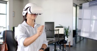 VR kulaklık kullanan, modern ofisteki sanal çevreyle etkileşim halinde olan bir kadın, kopyalama alanı. Teknoloji, sanal gerçeklik, yenilik, iş, etkileşim, dijital