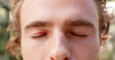 Yüzüne yakın çekim, Glass House Yoga Stüdyosu 'nda yoga çalışması. Farkındalık, sağlık, meditasyon, rahatlama, fitness, sağlık