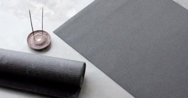 Yoga paspasları ve tütsü çubukları huzur dolu bir ev meditasyonu alanı yaratır. Farkındalık, rahatlama, sakinlik, sağIık, ev uygulaması, iç mekan, arka plan