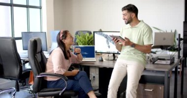 Tabletle işbirliği, modern ofis ortamında projeyi tartışan meslektaşlar. Takım çalışması, işbirliği, beyin fırtınası, teknoloji, dijital, planlama