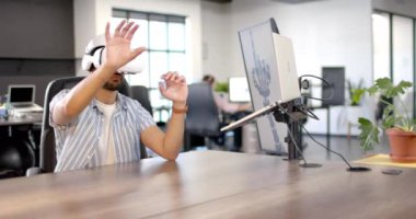 VR kulaklık kullanarak, adam modern ofisteki sanal arayüzle etkileşime geçiyor. Teknoloji, sanal gerçeklik, dijital, yenilik, etkileşim, çalışma alanı