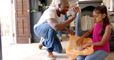 Birlikte temizlik yapıyoruz, baba ve kız mutfakta çöp torbası koyuyorlar. Aile, takım çalışması, ev işleri, bağlılık, sorumluluk, ev işleri.