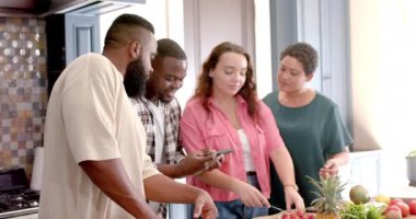 Mutfakta buluşuyorlar, farklı arkadaşlar birlikte eğleniyorlar, gülüyorlar ve akıllı telefonlara bakıyorlar. Kahkaha, sosyalleşme, eğlence