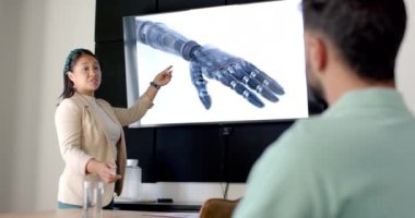 Robot kolu sunuyorum. Ofis toplantısında ekranı gösteren kadın. Teknoloji, yenilik, iş, sunum, takım çalışması, konferans