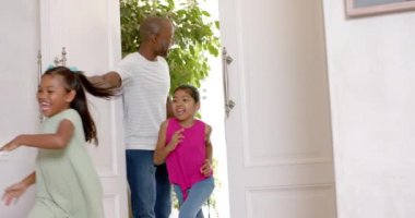 Yeni eve girerken mutlu ve mutlu hisseden çift gülümsüyor ve sarılıyor. Taşınma, mutluluk, heyecan, gayrimenkul, kucaklama