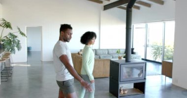 Modern oturma odasında yoga yapan bir adam denge ve rahatlamaya odaklanıyor. Meditasyon, sağlık, farkındalık, fitness, egzersiz, zen