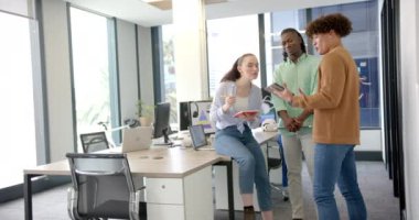 Proje fikirleri üzerinde işbirliği, modern ofiste tablet ve not defteri kullanan meslektaşlar. Takım çalışması, beyin fırtınası, işbirliği, teknoloji, iş dünyası, verimlilik