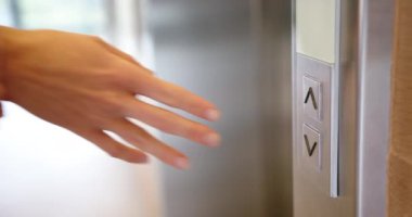 Modern binada asansör düğmelerinin yukarı ve aşağı inişi için. teknoloji, mimari