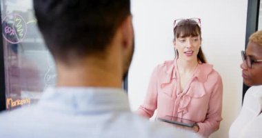 Cam tahtaya yazı yazmak, modern ofis ortamında beyin fırtınası yapmak. business, innovation, teamwork, creativity, collaboration, meeting