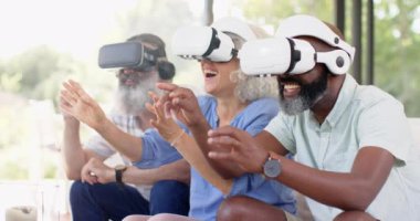 VR kulaklıkları kullanarak, kıdemli arkadaşlar sanal gerçeklik oyunlarının tadını çıkarıyorlar. Yaşlılar, keyif, teknoloji, eğlence, etkileşimli, deneyim