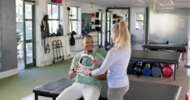 Rehabilitasyon merkezinde yardımcı erkek ve kadın terapist kulaklığı ayarlıyor. rehabilitasyon, fizyoterapi, sağlık, asist, sanal gerçeklik, değiştirilmemiş, yavaş çekim