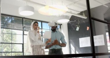 VR kulaklıklar ve yapışkan notlarla beyin fırtınası, modern ofisteki iş adamları. teknoloji, yenilik, işbirliği, takım çalışması