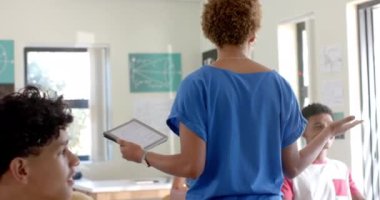 Lisede, öğretmen sınıfta öğrencilere matematik kavramlarını açıklıyordu. Eğitim, öğretim, öğrenme, ders, akademik, öğretim