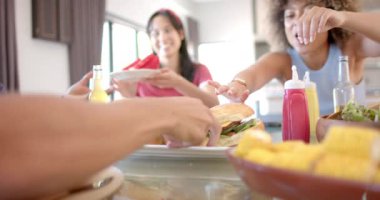 Çeşitli arkadaşlar sandviçlere uzanıyor, evde toplanan yemeklerin tadını çıkarıyorlar. Arkadaşlık, birliktelik, rahatlama, gündelik, paylaşım, eğlence