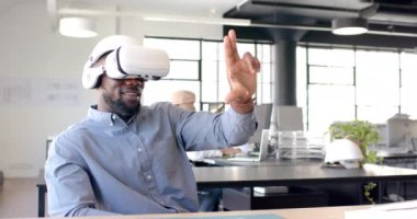 VR kulaklığı kullanarak, modern ofisteki sanal çevreyle etkileşime giren bir adam. Teknoloji, sanal gerçeklik, yenilik, fütüristik, işyeri, etkileşim