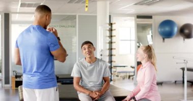 Rehabilitasyon merkezinde grup terapi süreci ve iyileşme egzersizleri hakkında konuşuyor. Tartışma, sağlık, fizyoterapi, motivasyon, destek, klinik, değişmemiş, yavaş çekim