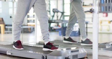 Rehabilitasyon merkezinde yürüyen bir adam fizik tedavi için paralel barlar kullanıyor. Fizyoterapist, fizyoterapi, sağlık, sağlık, iyileşme, egzersiz, değişmemiş, yavaş çekim