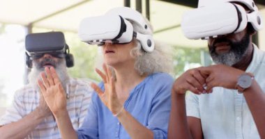 VR kulaklıkları kullanarak, kıdemli arkadaşlar sanal gerçeklik deneyimini birlikte keşfediyorlar. teknoloji, dostluk, keşif, sürükleyici, yaşlılar, yaşlılar