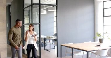 İş stratejisi, modern ofiste elinde tabletle dolaşan meslektaşlar. Takım çalışması, teknoloji, beyin fırtınası, işbirliği, şirket