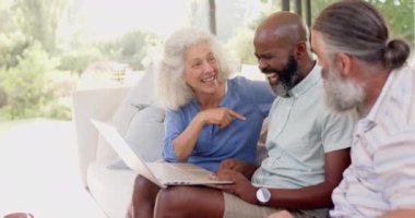 Son sınıf arkadaşları dizüstü bilgisayar kullanıyor ve kanepede birlikte vakit geçiriyorlar. Arkadaşlık, yaşlılık, mutluluk, teknoloji, bağlanma, birliktelik