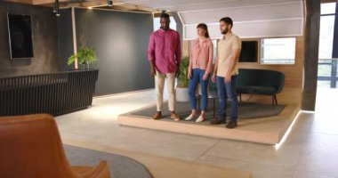 İş konuşmaları, modern ofiste birlikte duran üç farklı meslektaş. İş, takım çalışması, işbirliği, şirket, profesyonel, iş arkadaşları